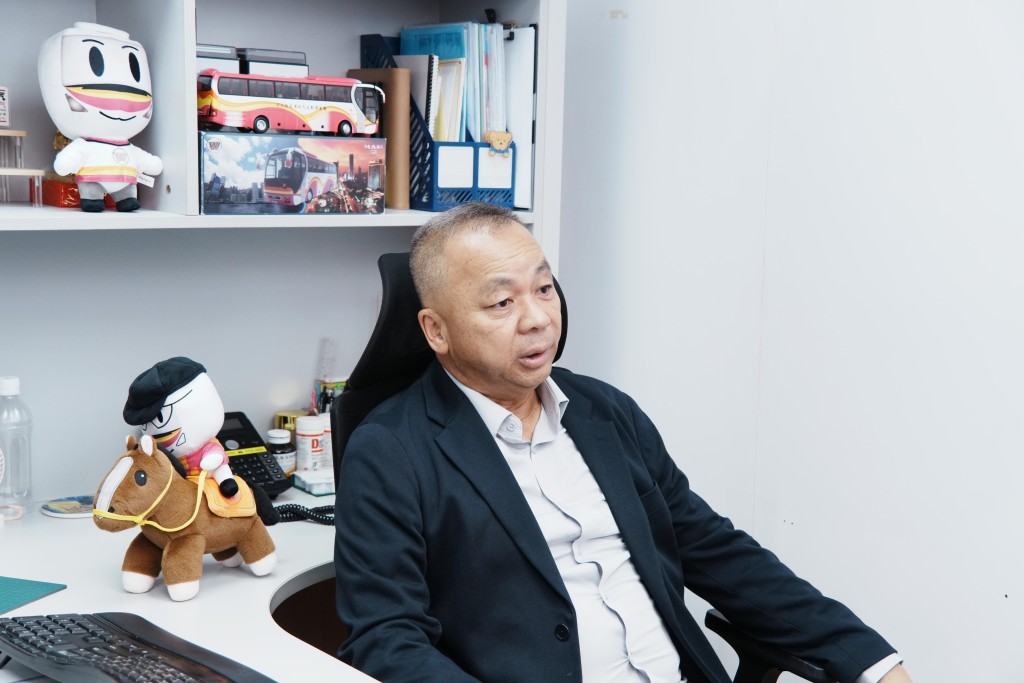 中港澳直通巴士聯會副理事長兼福星控股董事長林福成接受《星島頭條》專訪時形容,新皇崗口岸是「一地兩檢的標桿口岸」,預期未來每日人流可達30萬至50萬人次,已計劃重整路線及強攻「點對點」服務。 中港澳直通巴士聯會副理事長兼福星控股董事長林福成接受《星島頭條》專訪時形容,新皇崗口岸是「一地兩檢的標桿口岸」,預期未來每日人流可達30萬至50萬人次,已計劃重整路線及強攻「點對點」服務。