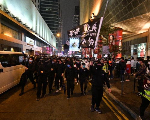 當晚大批示威者在旺角堵路。資料圖片