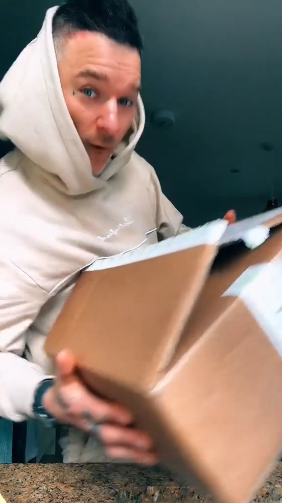 有中國公司找占士丁丁合作帶貨,令他收入大增。 有中國公司找占士丁丁合作帶貨,令他收入大增。