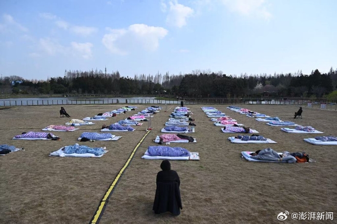 世界睡眠日，上海舉行睡覺比賽。 澎湃新聞