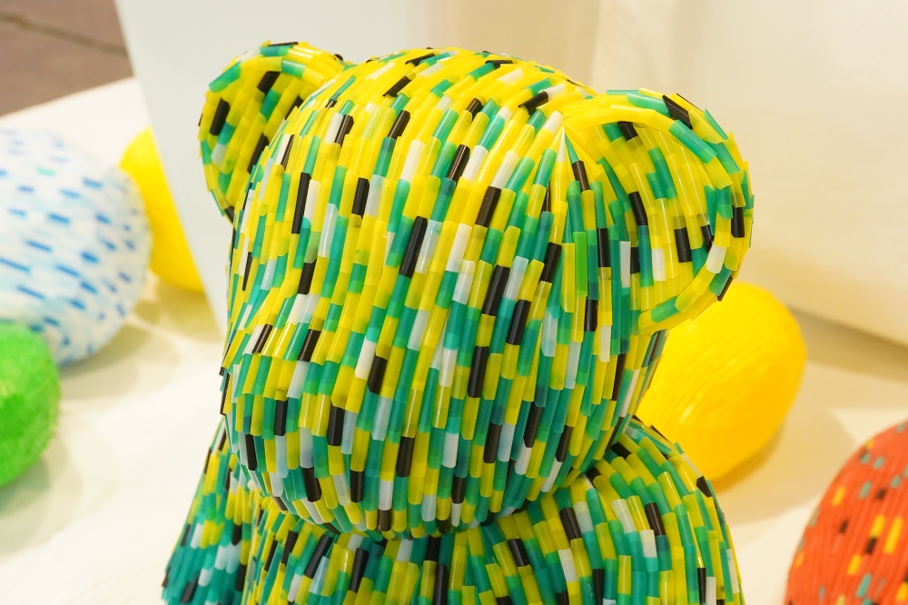 南韩艺术家 ChanBoo Jung 以饮管创作熊形雕塑