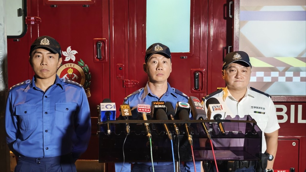 消防處分區副指揮官(新界南)李浩賢（中）、高級救護主任王榮熾（右）及警務處荃灣區助理指揮官 (行動) 許震豪（中）。
