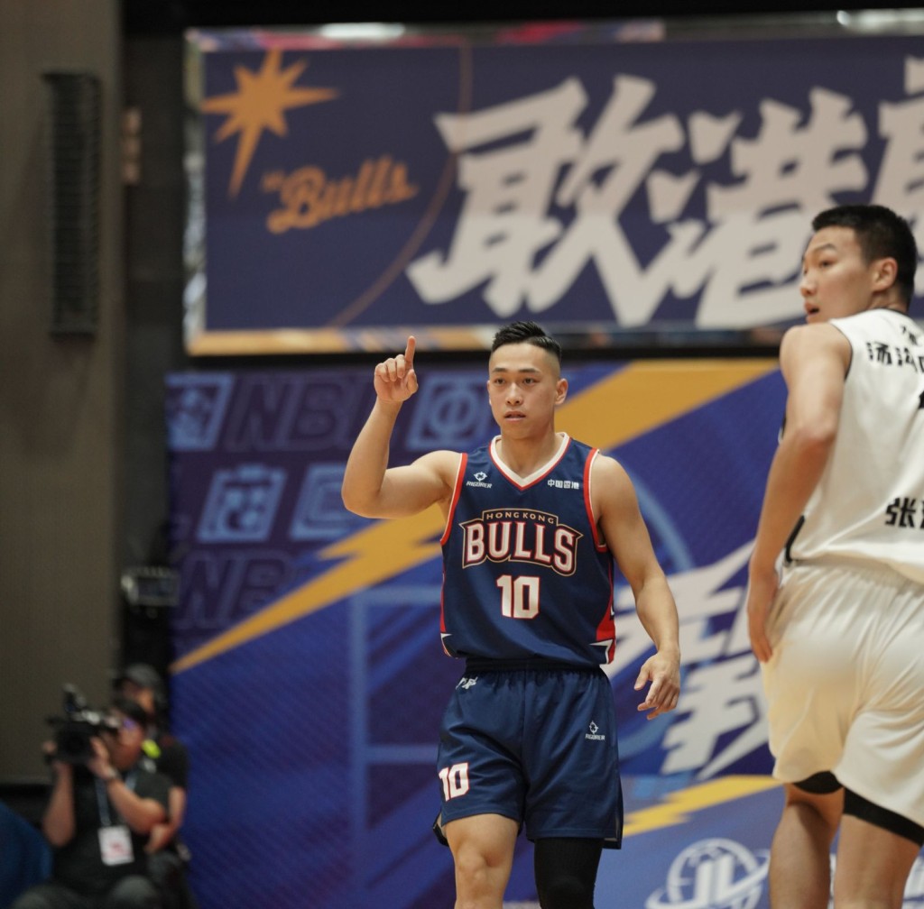 楊睿騏(Ricky)在比賽末段上陣,轟入⼀記三分球。香港金牛供圖 楊睿騏(Ricky)在比賽末段上陣,轟入⼀記三分球。香港金牛供圖