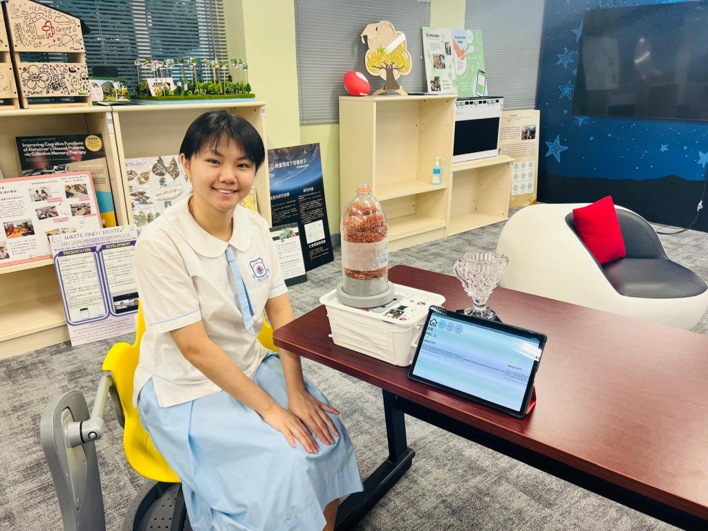 宣道會陳朱素華紀念中學中五生黃穎彤以「芯呼吸」小型智能空氣淨化機,獲頒「十大創科少年獎」。 宣道會陳朱素華紀念中學中五生黃穎彤以「芯呼吸」小型智能空氣淨化機,獲頒「十大創科少年獎」。