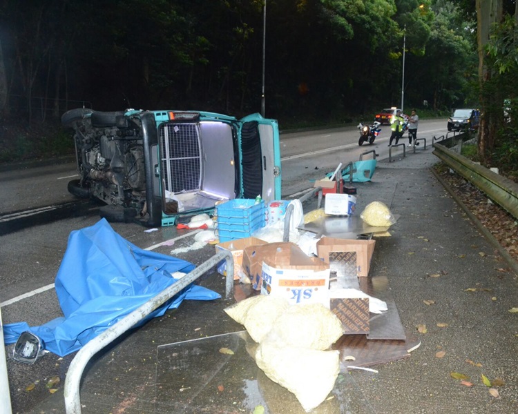車頭玻璃窗碎裂,車上粉麵散落一地。