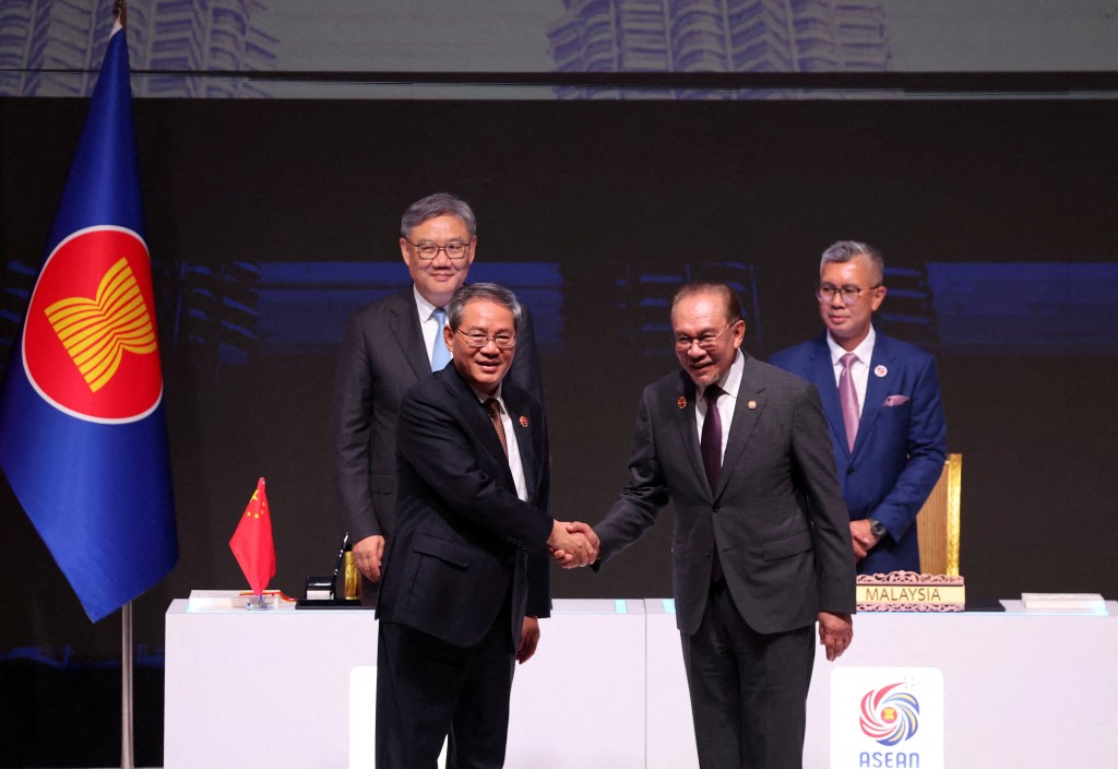 李強(左)出席中國和東盟自貿區3.0版升級議定書簽署儀式。路透社