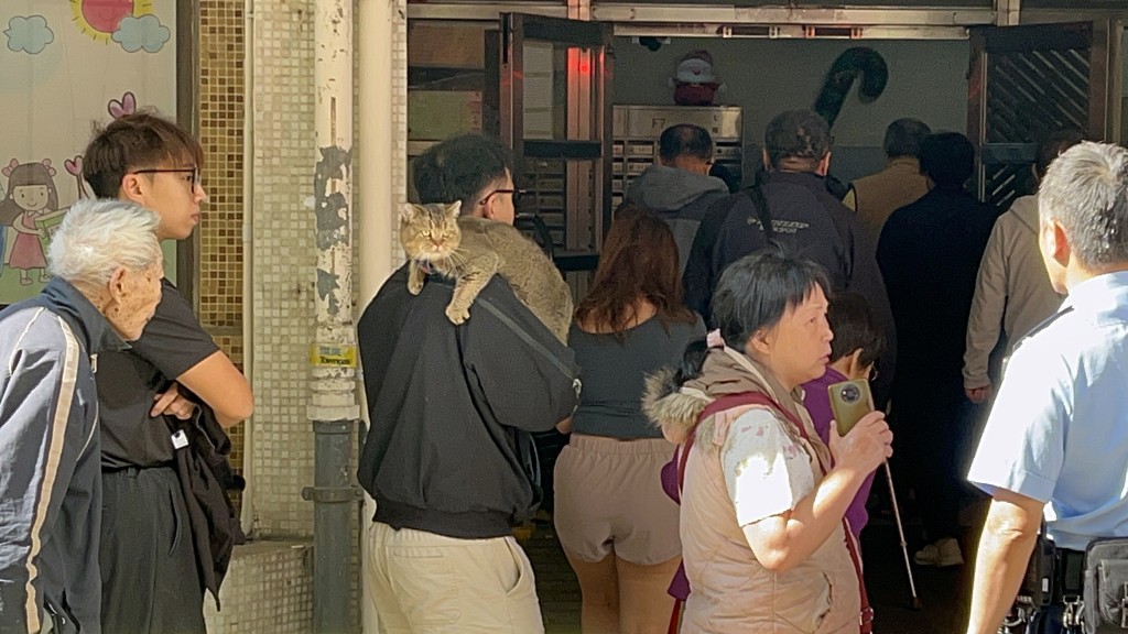 有住客帶同寵物逃生。楊偉亨攝