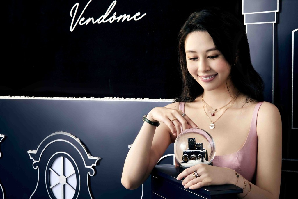 廣告中,沈月只要輕輕一碰珠寶首飾,它們都幻化成她身上的點點星光。