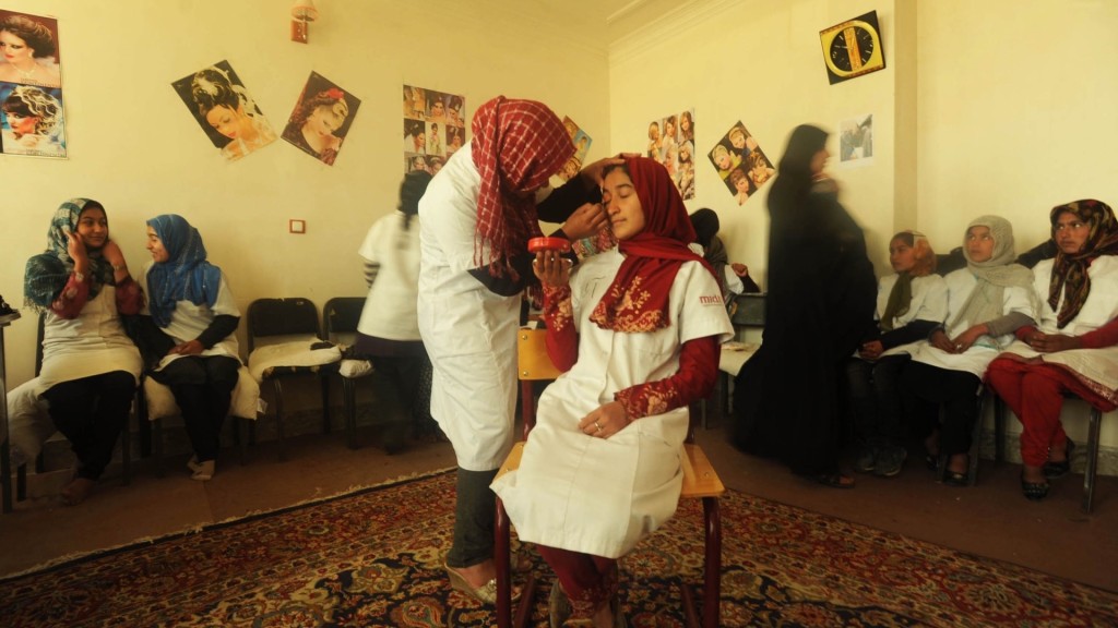 2012年，在美军扶植的阿富汗政府执政下，在赫拉特市还有美容学校，让年轻女性学习美容技巧。 新华社