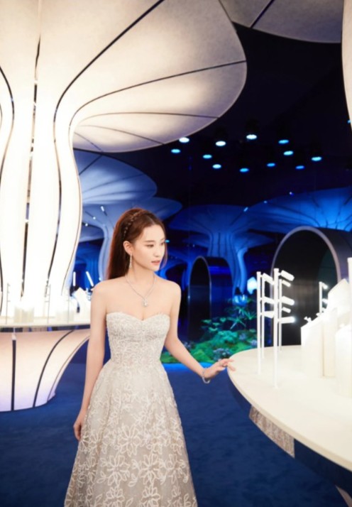 何超蓮日前穿上低胸花裙到上海出席活動，同場還有梁朝偉夫婦。