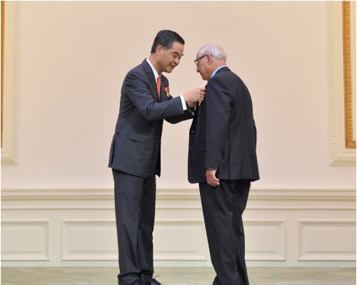 前行政長官梁振英2015年頒授金紫荊星章予苗禮治。政府新聞處圖片