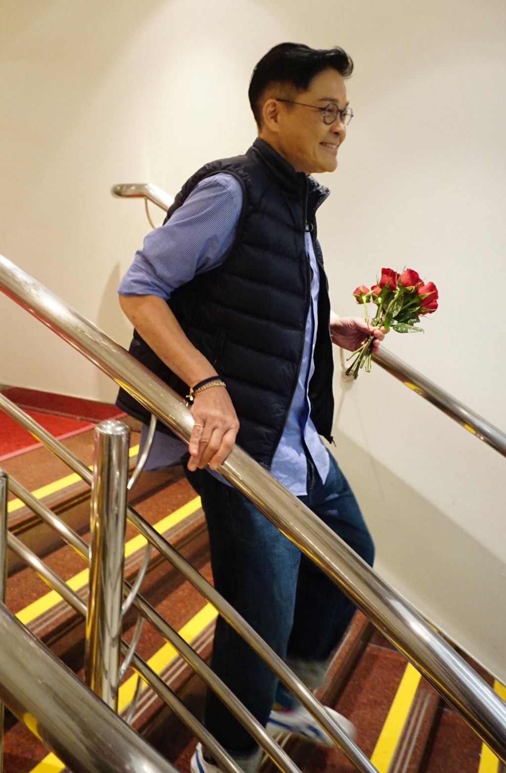 郑启泰首天返工，他特别买了20枝红玫瑰送给公司的女同事。