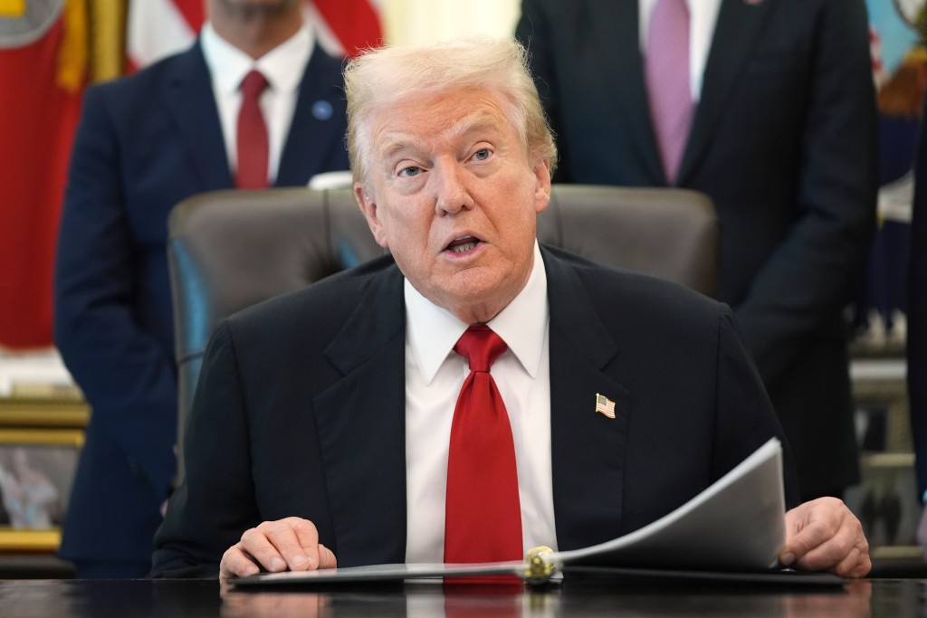 特朗普呼籲給堅守崗位的工作人員發放一萬美元獎金。美聯社