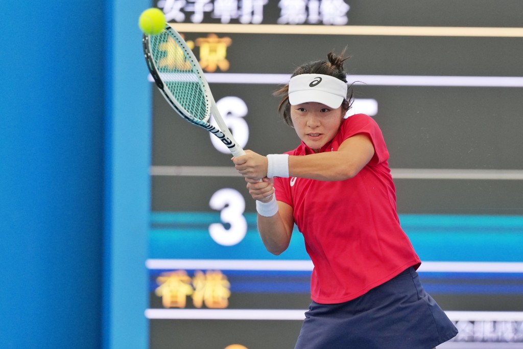 港將伍曼瑩(圖)以直落兩盤3:6、0:6不敵北京的高馨妤。中新社