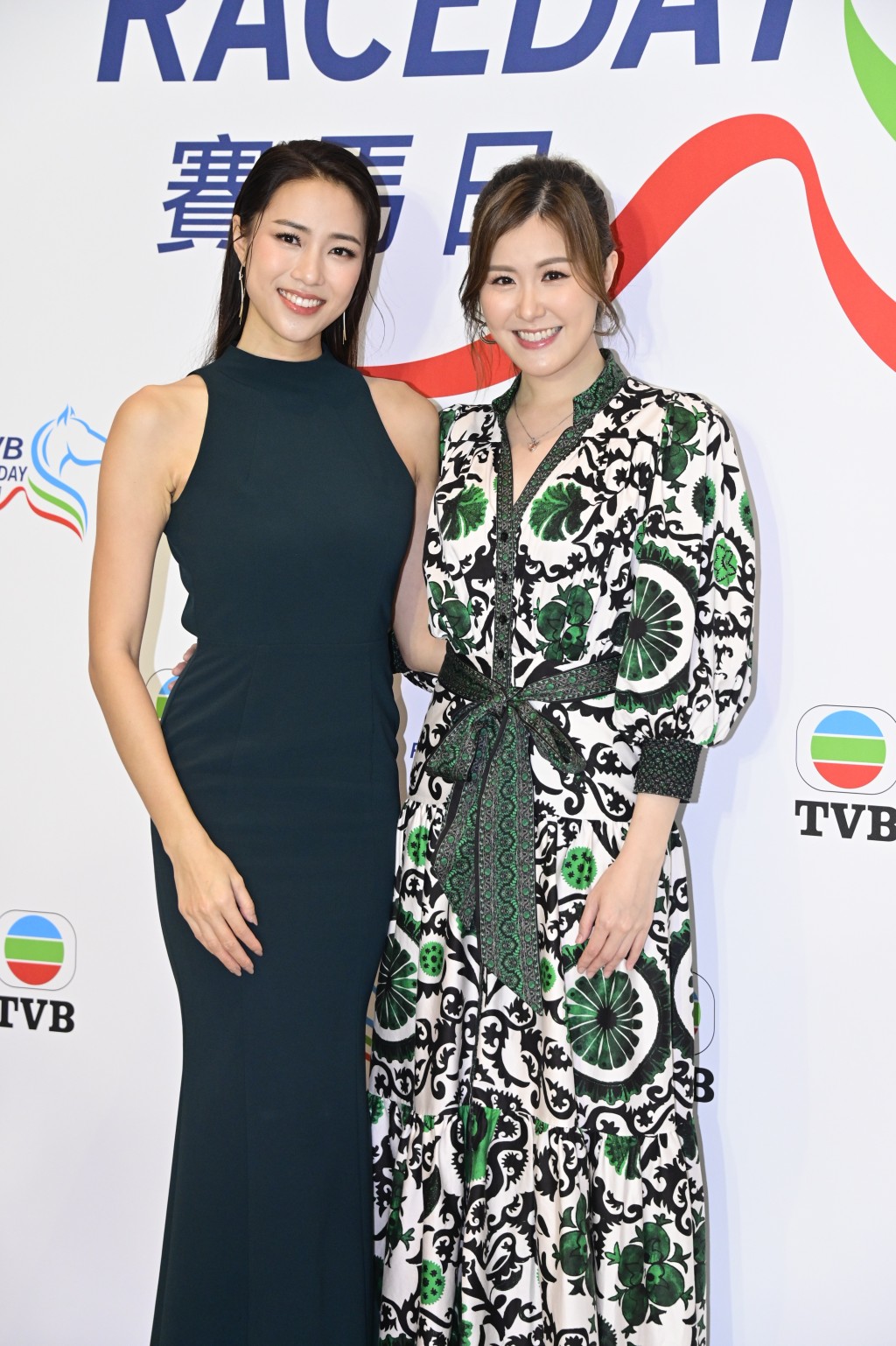 刘颖镟（左）与刘佩玥一同穿上绿色裙现身。