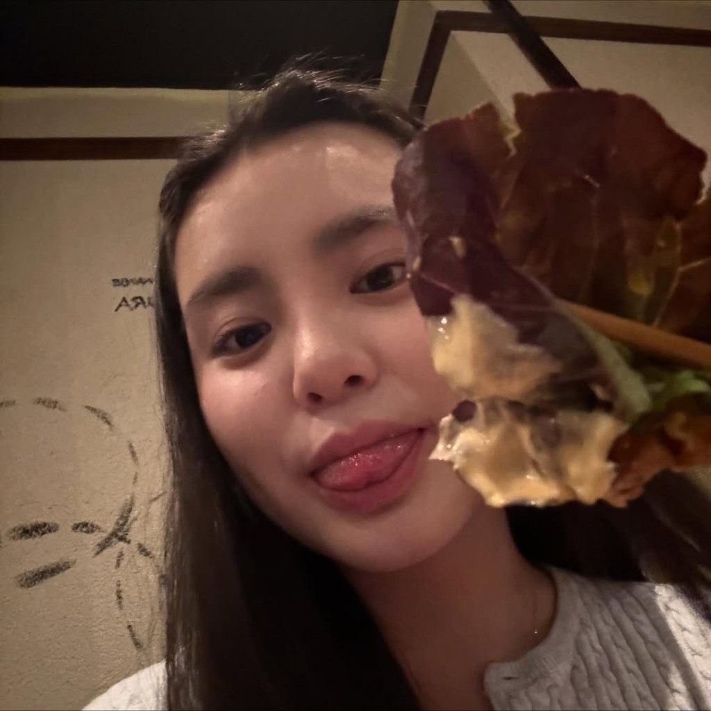 姚焯菲喜愛美食。 姚焯菲喜愛美食。