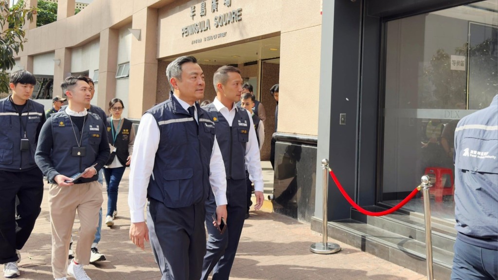 旅監局聯同香港海關巡查尖沙咀及紅磡等旅遊熱點商店，提醒旅客訪港旅遊及商戶接待時的注意事項，加強保障入境旅行團旅客的權益。