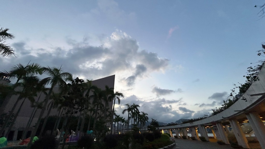 本港地區今日大致多雲，早晚有幾陣驟雨。蔡楚輝攝