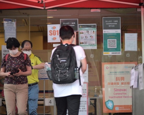 市民前往接種疫苗。