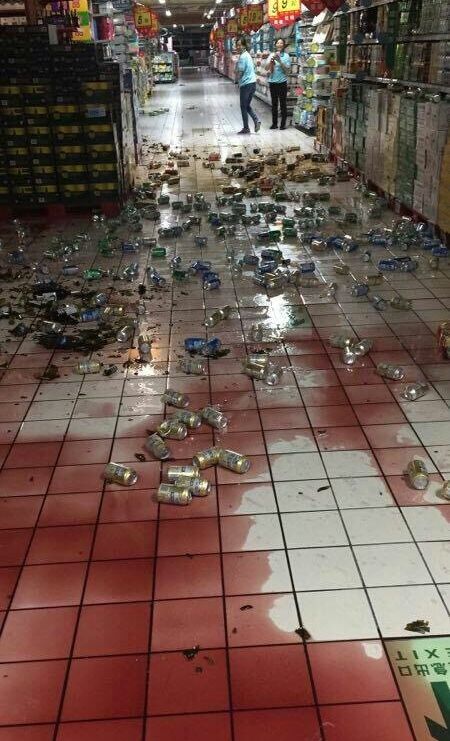 商品被震掉在地一片狼藉。