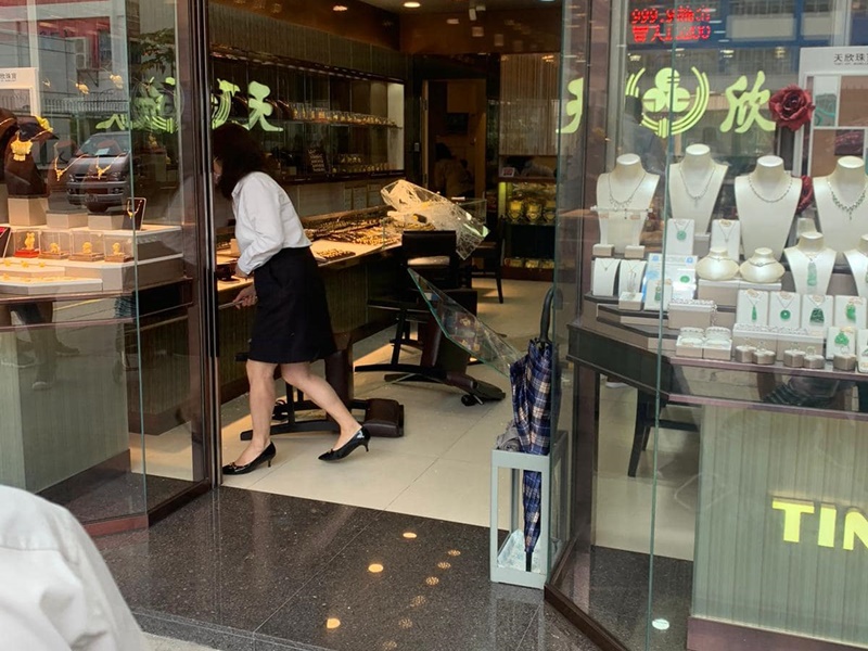 金行玻璃飾櫃被打爆。網上圖片