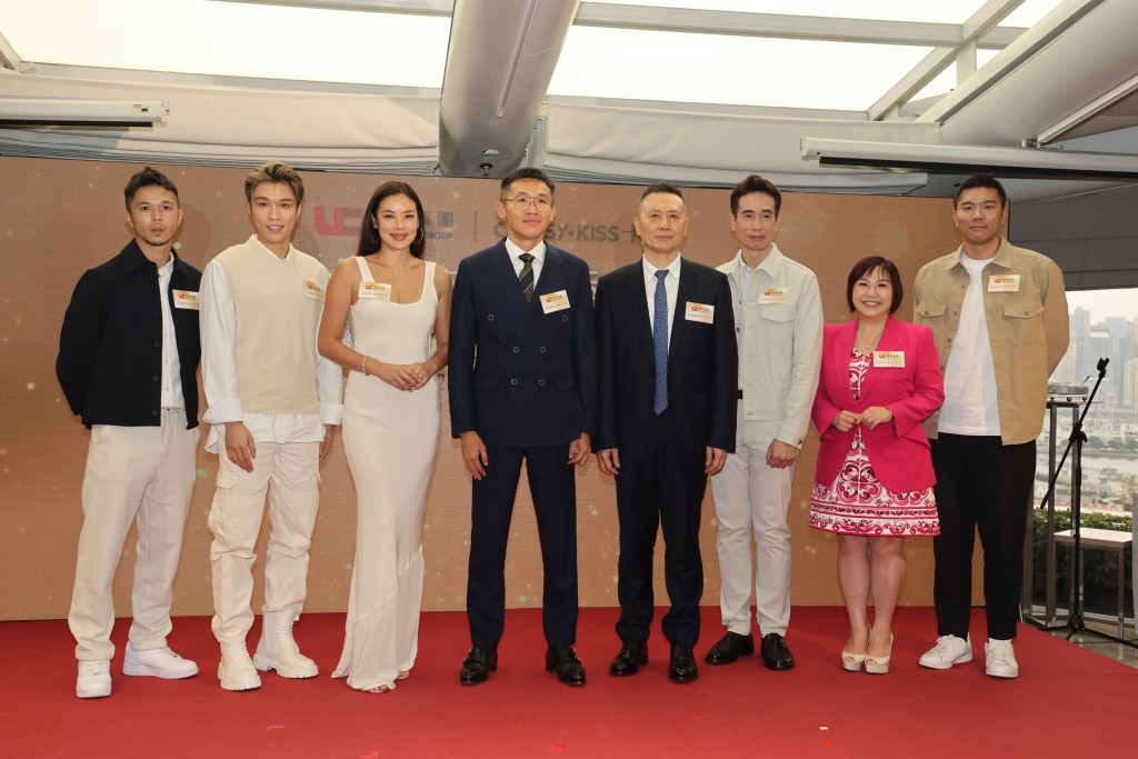 （左起）陈肇钧、丁子朗、乐基儿、（右起）陈肇麒、麦玲玲、陈豪今日出席乳酪品牌「卡士」签约活动。