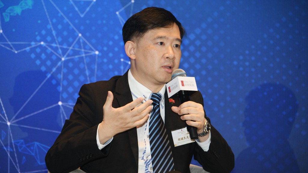 胡建民指政府正探討在符合法例的前提下,讓住戶地址可供其他部門引用,以進行登記工作。 胡建民指政府正探討在符合法例的前提下,讓住戶地址可供其他部門引用,以進行登記工作。