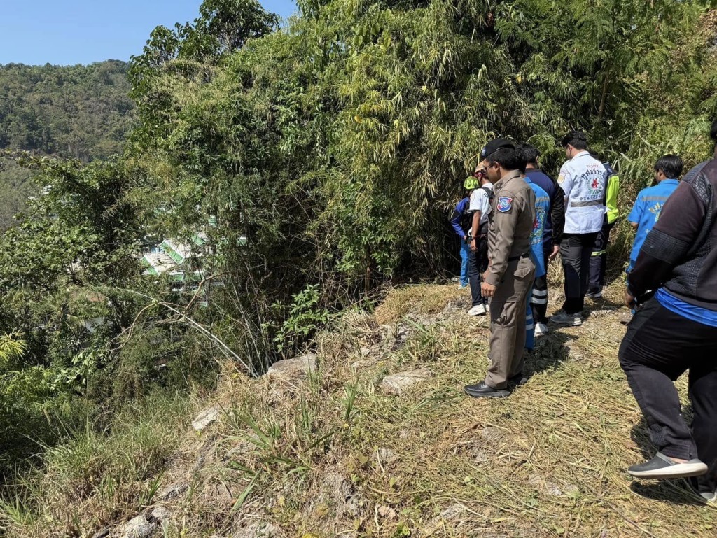 當局於現場搜救。（FB@Phuket Tourist Police ตำรวจท่องเที่ยวภูเก็ต）