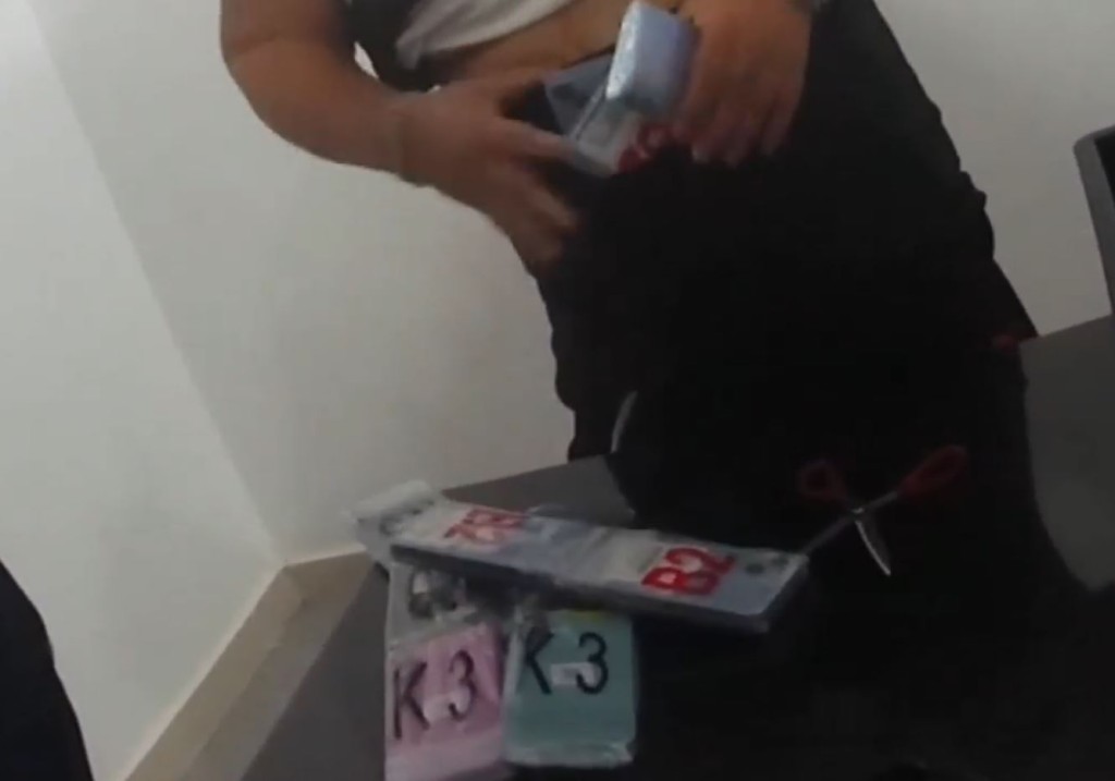 香港男子著“高科技腰封”过拱北海关，被揭发走私56部旧iPhone。海关发布