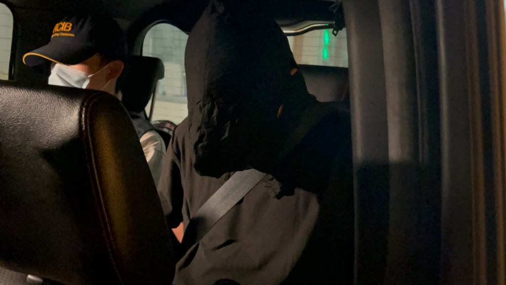 行動中拘捕一名33歲本地男子,並在他駕駛的私家車內搜出約3萬支懷疑未完稅香煙。曾志恆攝 行動中拘捕一名33歲本地男子,並在他駕駛的私家車內搜出約3萬支懷疑未完稅香煙。曾志恆攝