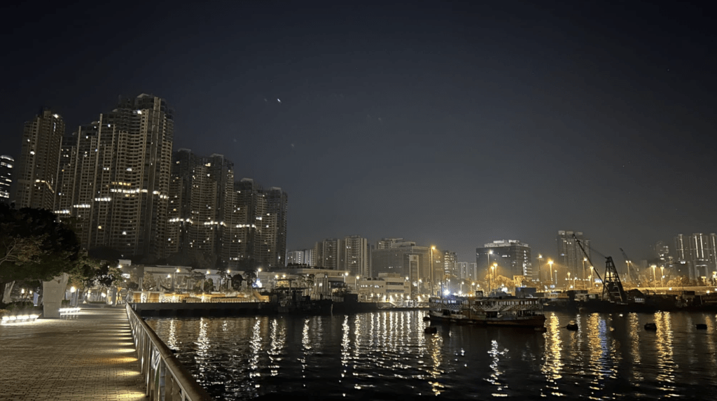 日間溫暖，市區最高氣溫約25度，新界再高兩三度。蔡楚輝攝