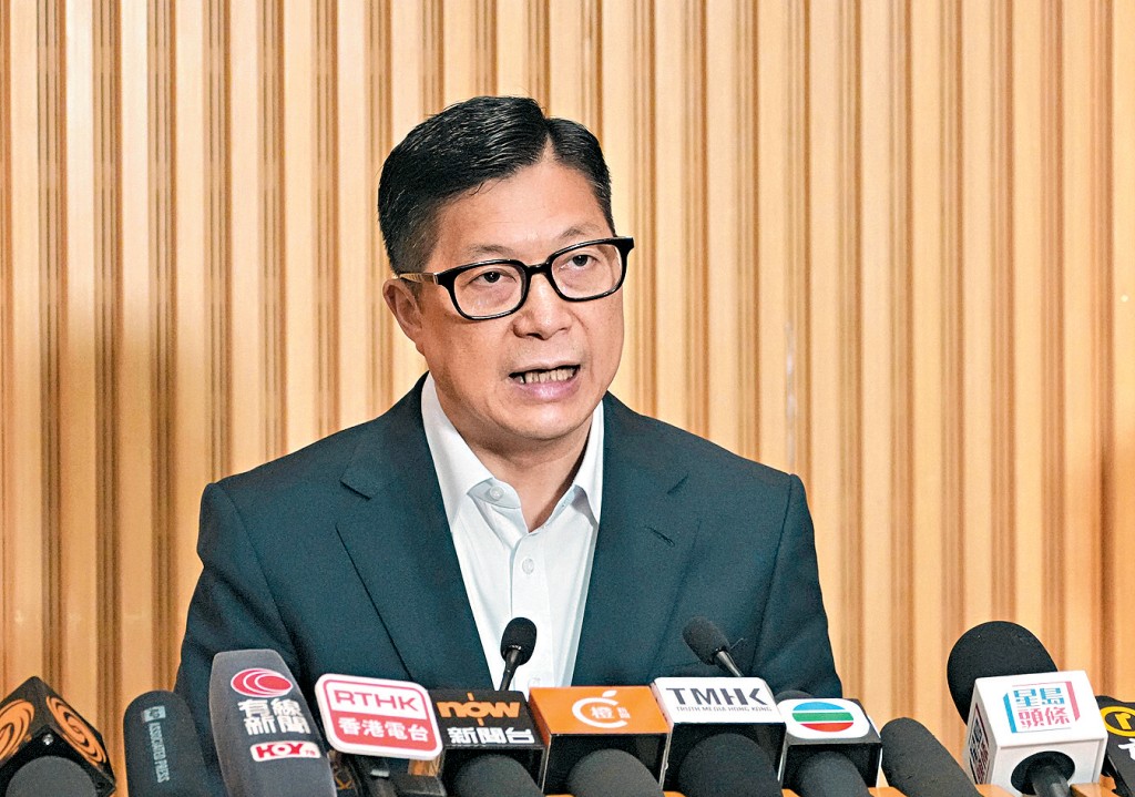 鄧炳強指出，兩維修工程聲稱獲得的棚網阻燃合格證，疑為虛假文書。