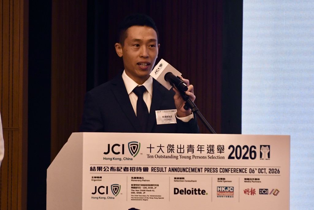 香港頂尖華人騎師何澤堯成功入選「十大傑出青年選舉2026」,成為歷來首位獲選「十大傑出青年」的華人騎師。楊駿堯攝 香港頂尖華人騎師何澤堯成功入選「十大傑出青年選舉2026」,成為歷來首位獲選「十大傑出青年」的華人騎師。楊駿堯攝