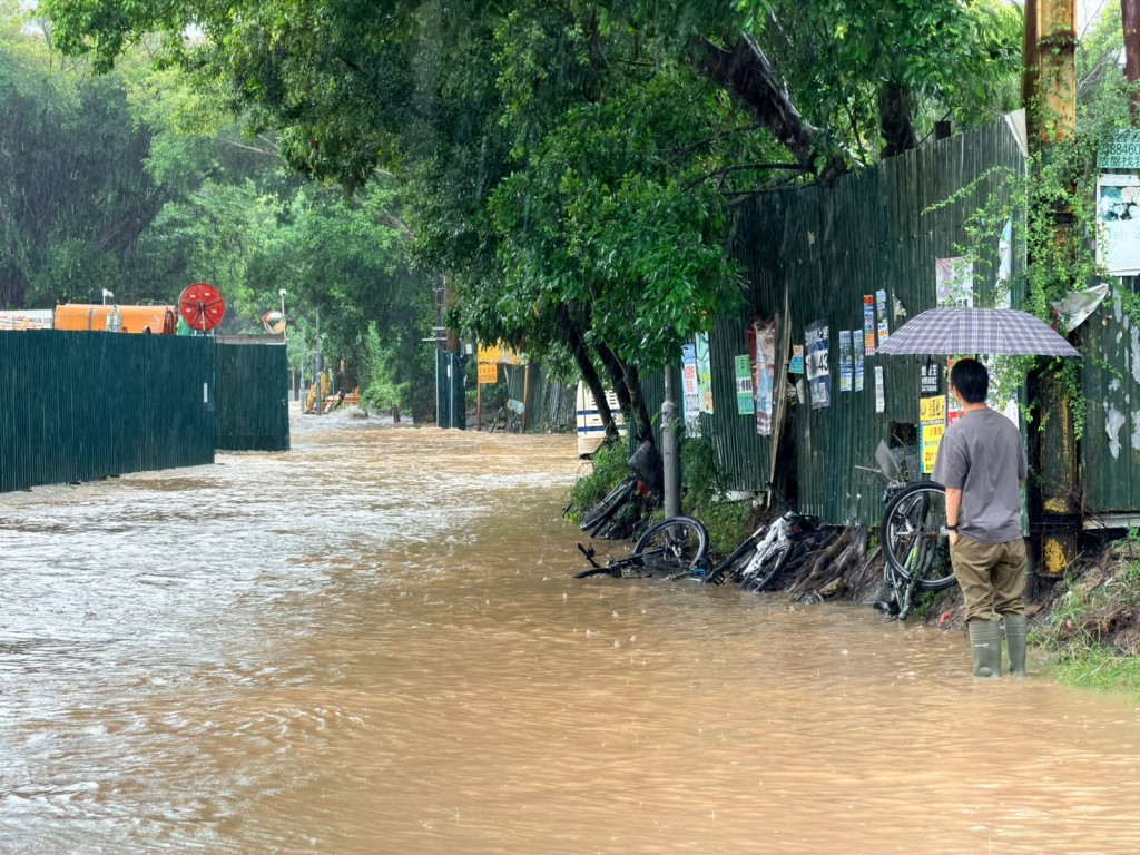 多場暴雨致部分地區出現水浸。資料圖片 多場暴雨致部分地區出現水浸。資料圖片