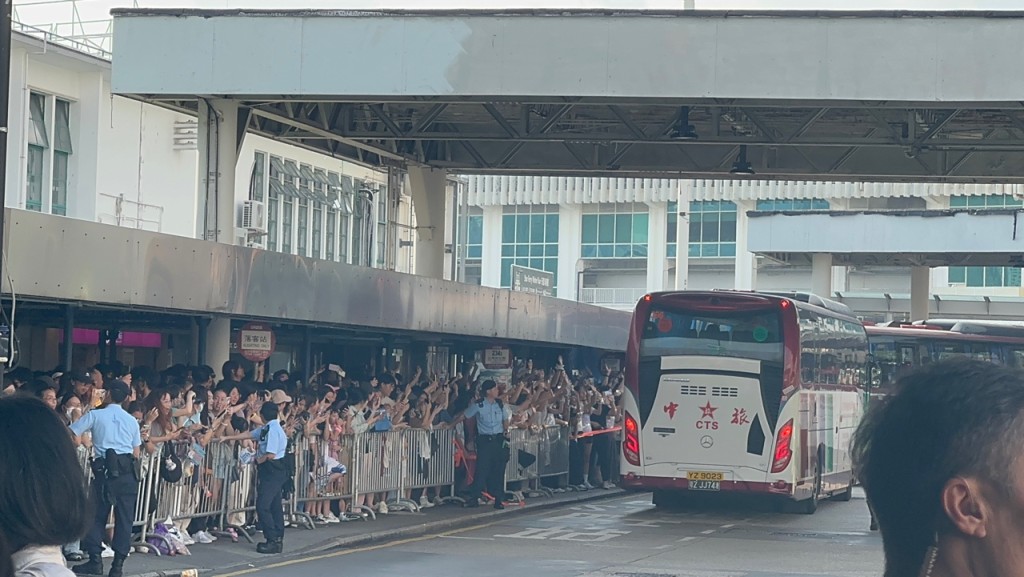 代表團到達尖沙咀。方咏思攝