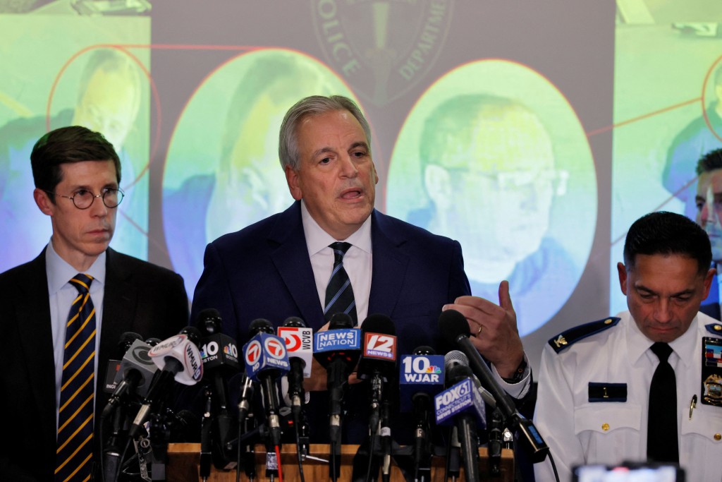 普罗维登斯警察局长佩雷斯等人在新闻发布会上确认枪手已身亡。路透社