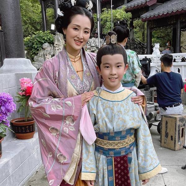 刘宸熙在《痞子殿下》的妈妈是张名雅。