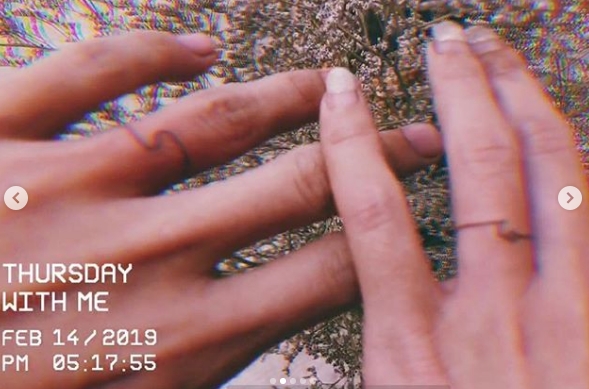 兩人在無名指上紋上永久的婚戒。鍾舒祺IG圖片