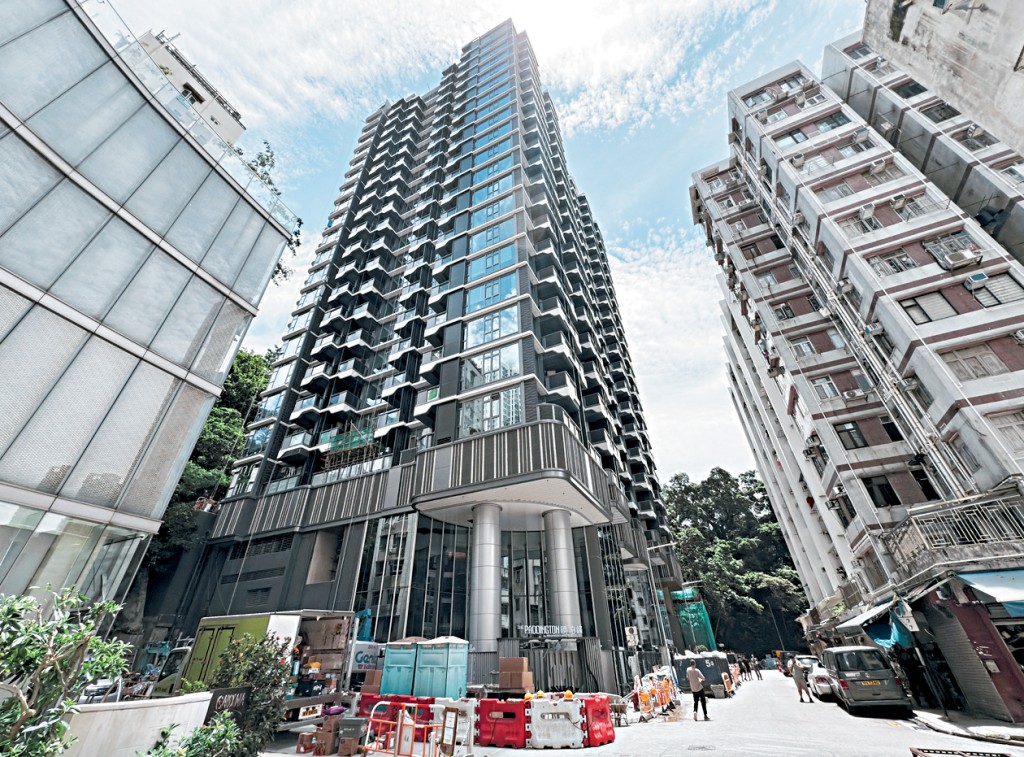 晉環1A座極高層C室複式戶，以月租9萬租出，呎租約70元。