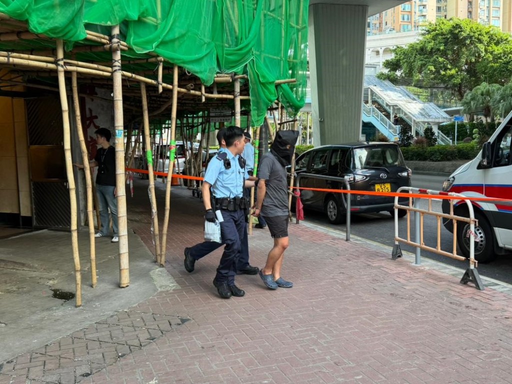 警方帶走兩名黑布蒙頭疑犯。 警方帶走兩名黑布蒙頭疑犯。