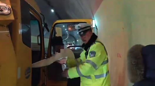 甘肅高速公路有汽車故障，以時速115公里狂奔490公里才停下來。甘肅公安交警