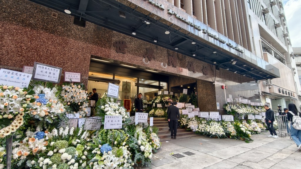 殉職消防何偉豪今日(12月18日)在紅磡世界殯儀館設靈。黃文威攝 殉職消防何偉豪今日(12月18日)在紅磡世界殯儀館設靈。黃文威攝