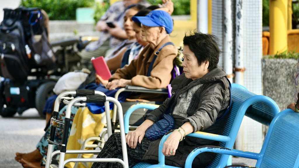 國慶75周年︱醫衞局、牙醫學會合辦健齒樂頤年活動　60歲以上人士明日起可前往地區康健中心或康健站報名