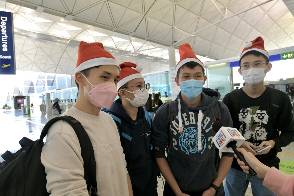 旅客许先生（左一）、柯先生（左二）、陈先生（左三）。梁誉东摄