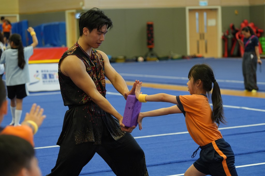 學生們在武術運動員的帶領下分組學習太極拳、南拳和劍術項目中的基本動作。公關提供