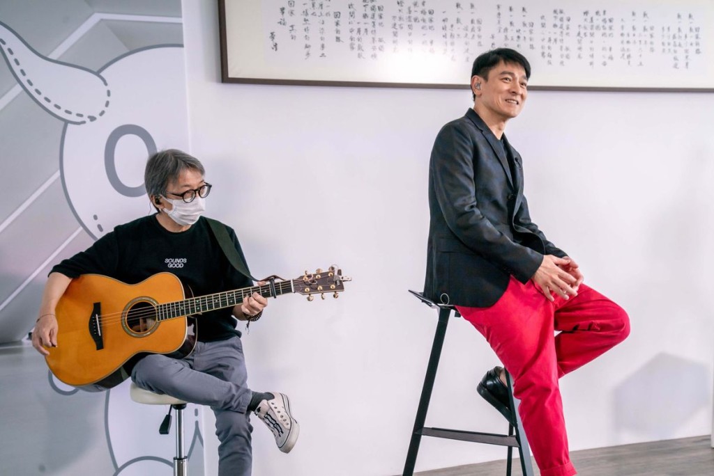 華仔在結他手伴奏下獻唱。