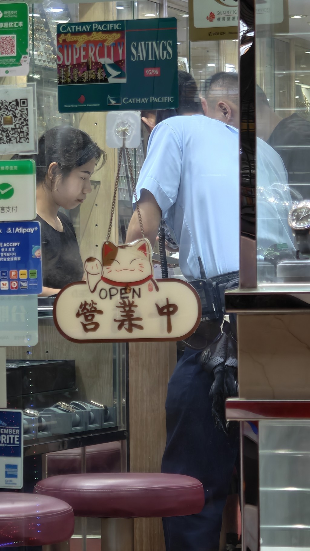 警方向職員了解案發經過。黃文威攝