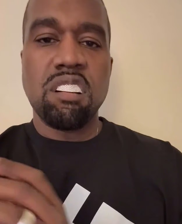 不過Kanye近年反猶太及迷戀希特拉的種種怪行,教人心寒。例如大晒其出品的納粹標誌T恤。 不過Kanye近年反猶太及迷戀希特拉的種種怪行,教人心寒。例如大晒其出品的納粹標誌T恤。
