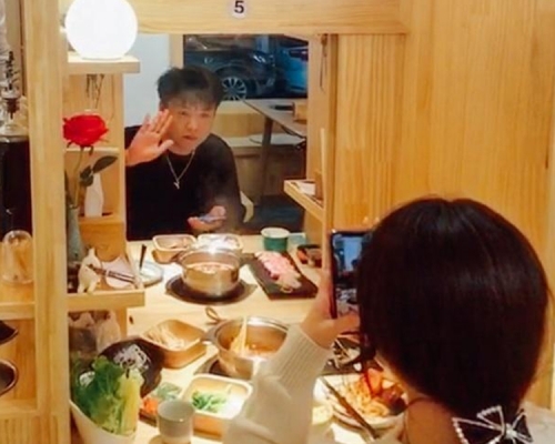當男女對坐兩邊均打開特殊機關，中間的木板就會落下。（網圖）