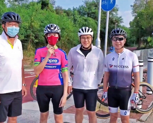 容海恩（左二）相約黃偉綸（左一）、霍啟剛（右二）和劉俊傑踩單車，體驗新單車徑。容海恩facebook圖片